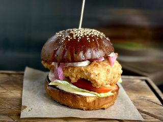 Бургер з хрусткою куркою  (320г)