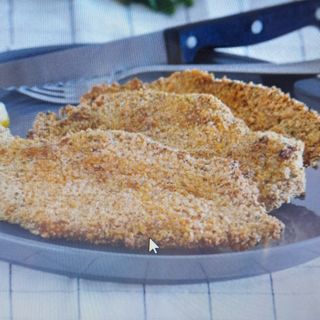 Pollo empanado con patatas fritas