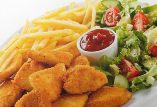Piatto nuggets con patate e insalata
