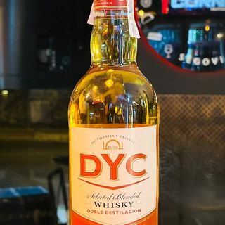 * WHISKY DYC 40%