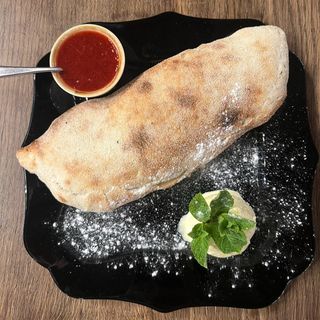 Кальцоне з яблуком, камамбером та корицею (350г)