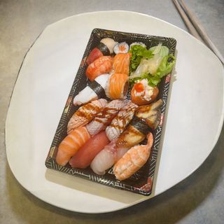 210. Sushi speciale （14 pezzi）