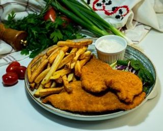 Șnițel de pui crocant cu cartofi prăjiți și sos alioli