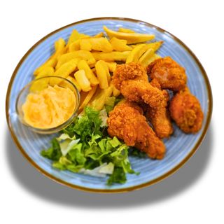 Aripioare picante cu cartofi dippers și sos