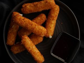 Моцарелла фрі з журавлиновим соусом (180/50g)