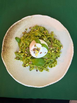 Tagliatelle z pesto bazyliowym, burattą, pistacjami