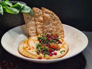 Hummus cu tabbouleh si focaccia artizanala