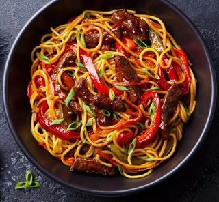 Noodles con manzo saltato e peperoni - senza zuppa