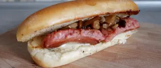 Panino con salsiccia e cipolla croccante