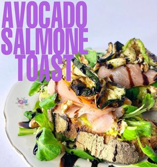 Avocado salmone toast