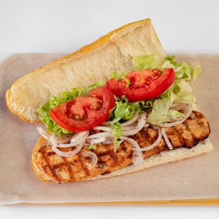 Сандвич с мариновани пилешки бонфиленца на грил