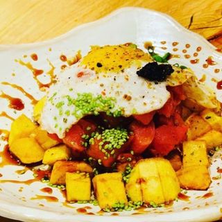 Tartar Atún Con Huevo Frito Y Patatas