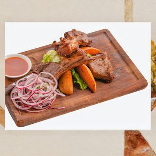 Бараньи ребра с картофелем и маринованным луком (200г)