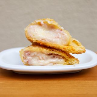 Empanada de Jamón Dulce y Mozzarella