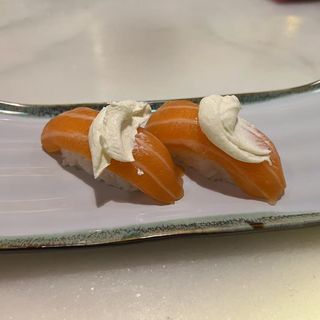 61.Nigiri De Salmón Con Queso Cremoso (2 Pzs.)