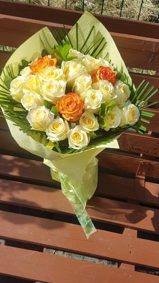 Buchet de 27 trandafiri galbeni