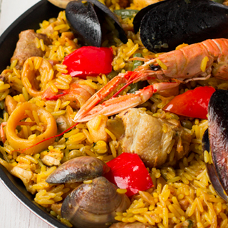 Piatto misto di riso con carne, pesce e verdure