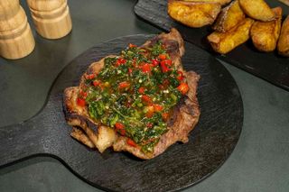 Meniu Ceafa de porc la grill cu sos chimichurri