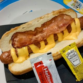 Hot Dog Con Queso Y Bacón
