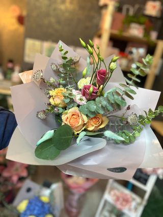 BUCHET 7 TRANDAFIRI PEACH/LISIANTUS ROZ/EUCALIPT