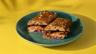 სენდვიჩი ღორის რბილით და ბარქექიუს სოუსით