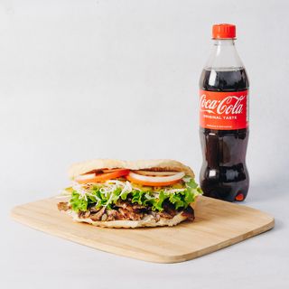 Veliki kebab u lepinji i piće