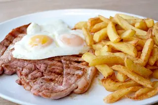 Plato De Lomo Con Patatas Y Huevo