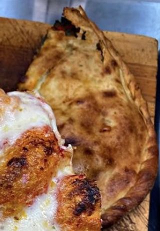 Calzone con mozzarella e prosciutto cotto