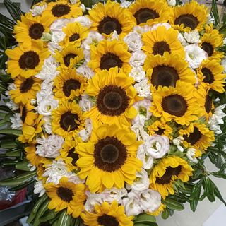 Cuore con girasoli per commemorazione dei defunti