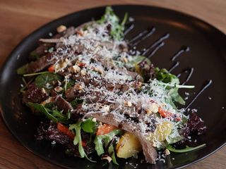 Салат з теплою яловичиною, печеним яблуком та фундуком (270g)