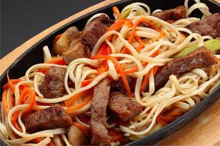 Udon cu carne de vita