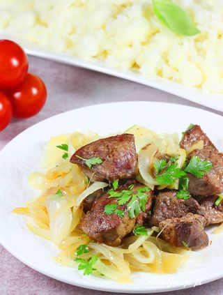 Wątroba drobiowa z cebulką,ziemniaki