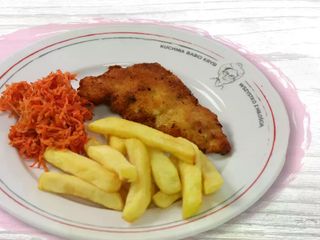 Kotlet drobiowy mały z surówką z marchwi