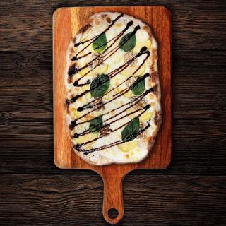 Pinsa Mela, Gorgonzola e Noci