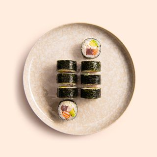 95. Futomaki de salmón, atún, gambas, pepino y aguacate (8 uds.)