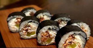 Futomak ze smażonym łososiem