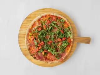 Pizza parma, rúcula y cherry