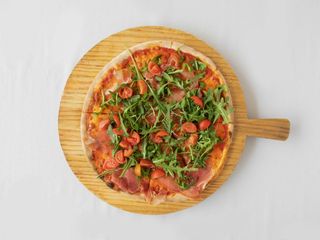 Pizza parma, rúcula y cherry