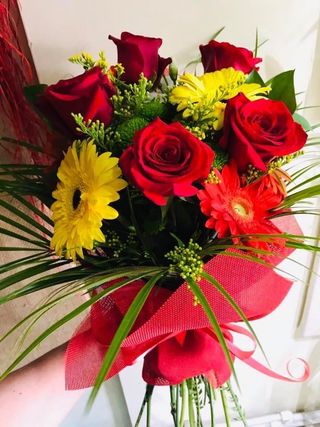 Buchet combinat trandafiri, gerbera, accesorii