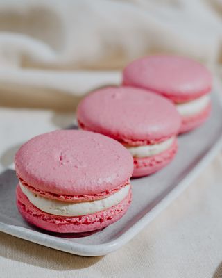 Macarons cu petale de trandafir