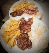 Hamburguesa Con Bacon Con Patatas Y Huevos