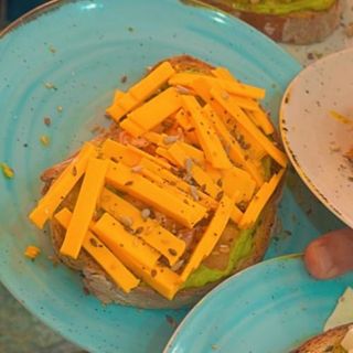 Tosta de Abacate e Queijo Vegan