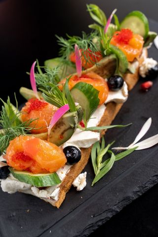 ბრუსკეტა (ჩვენ მიერ დამარინადებული ორაგულის ტონი ავოკადოს ნაჭრებით 