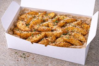 Cartofi wedges cu parmezan