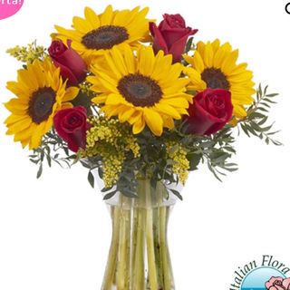 Mazzo di rose rosse e girasoli