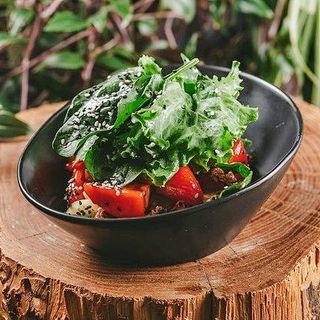 Салат из маринованной телятины и овощами под пикантным соусом