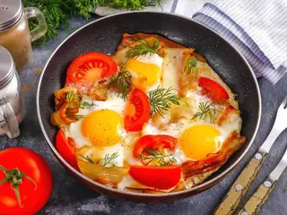 Яєшня з помідором та беконом (250г)