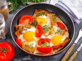 Яєшня з помідором та беконом (250г)