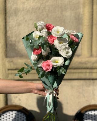 თეთრი და ვარდისფერი კონა