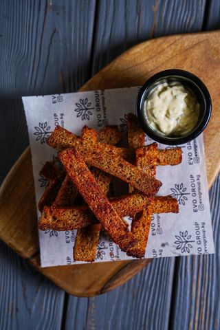 Чесночные гренки. Подаются с соусом тар-тар (150г)